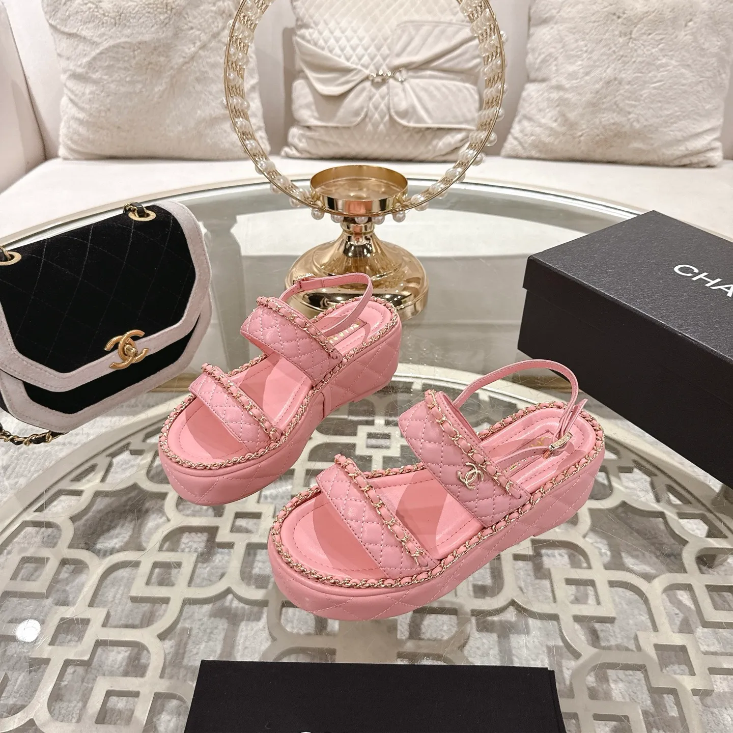 👟👟Ex-factory price 600👟👟 𝐂𝐇𝐀𝐍𝐄𝐋 | Xiaoxiang 25𝐬𝐬 🦋2025 Spring and Summer New Products Counter Classic Xiaoxiang Double C Diamond Chain Slippers Series New〰 🍬 The absolute best in the BS fashion circle. Matching will perform meticulously Minimalist, classic elements that will never fade away 💋 Show unique dressing style, too beautiful to say anything. A must-have for summer... Upper: Original high-customized lambskin Lining: Imported mixed sheepskin lining Outsole: Original molded non-slip outsole Shoe size: 35-39 (34.40.41.42 customization is not returnable)